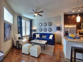 5907 E University Blvd in Dallas, TX - Foto de edificio - Building Photo