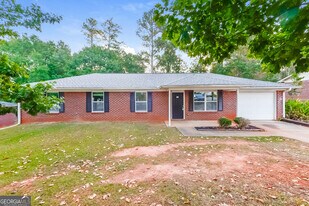 35 Pinecone Ct in Mcdonough, GA - Building Photo