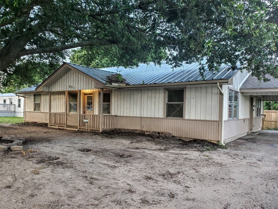 601 S Cochran St in Willis, TX - Building Photo
