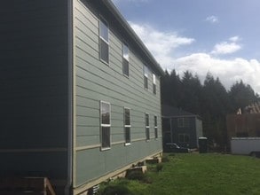 2045 SE Azalea Ave in Warrenton, OR - Building Photo - Building Photo