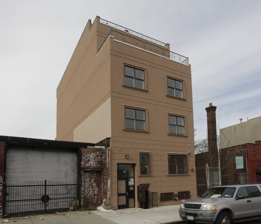 904 Kent Ave in Brooklyn, NY - Building Photo