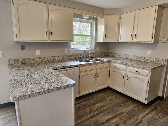 608 Sunflower Dr in Liverpool, NY - Building Photo - Building Photo