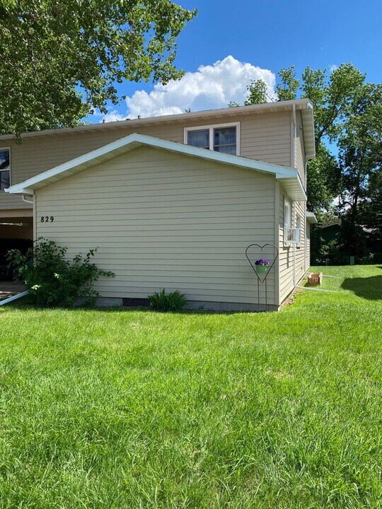 829 S 25th St in Grand Forks, ND - Building Photo