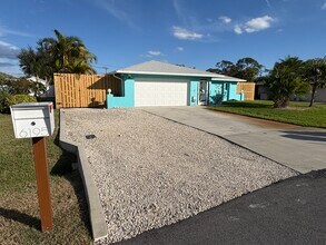 6195 Pecan Rd in Venice, FL - Building Photo - Building Photo