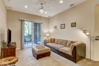 56 E Serene Ave in Las Vegas, NV - Foto de edificio - Building Photo