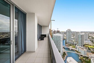 200 Biscayne Blvd Way in Miami, FL - Building Photo - Building Photo