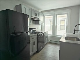 372 Mansion St, Unit 2W in Poughkeepsie, NY - Building Photo