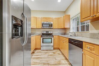 7627 E Stonecreek Cir in Hollywood, FL - Building Photo - Building Photo