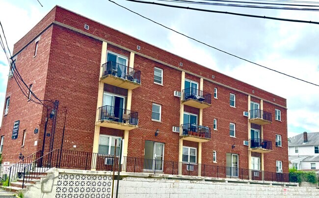 68 E Main St in Bogota, NJ - Foto de edificio - Building Photo