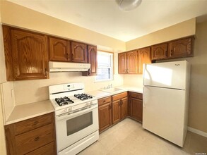 70-65 Walnut St-Unit -3 in Queens, NY - Building Photo - Building Photo