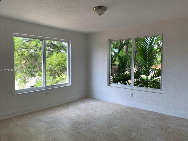 712 SW 56th Ave in Coral Gables, FL - Foto de edificio - Building Photo