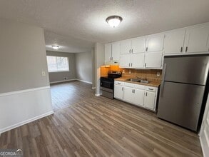 816 Jesters Lake Dr in Jonesboro, GA - Building Photo - Building Photo