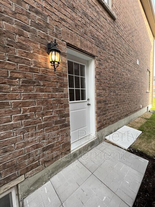 80 Woolacott Ln in Bowmanville, ON - Building Photo