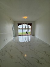 6360 NW 114th Ave, Unit 206 in Doral, FL - Foto de edificio - Building Photo