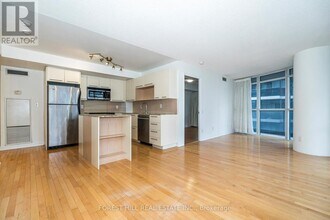 25 Carlton St. in Toronto, ON - Building Photo - Building Photo