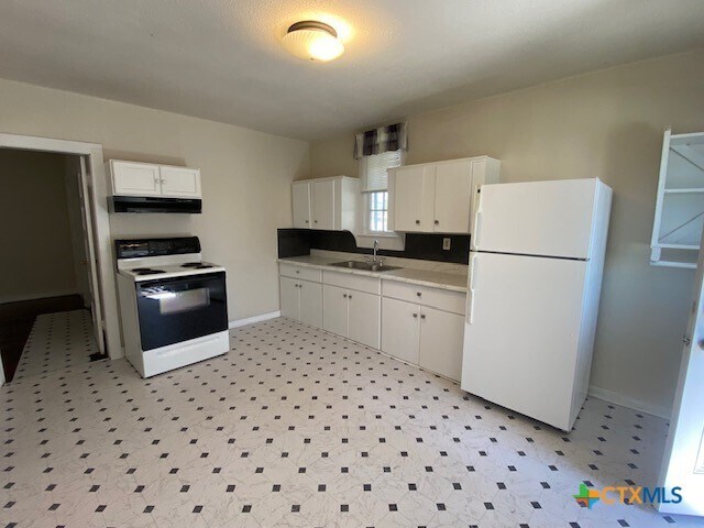 703 S Laurel Ave in Luling, TX - Foto de edificio