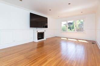 2001 1/2 Pinehurst Rd, Unit 2001 12 in Los Angeles, CA - Building Photo - Building Photo