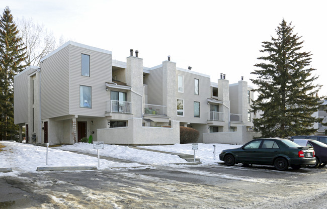 906 Varsity Dr NW in Calgary, AB - Building Photo - Building Photo