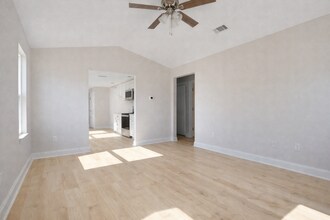 5654 Falcon Way in Crestview, FL - Building Photo - Building Photo