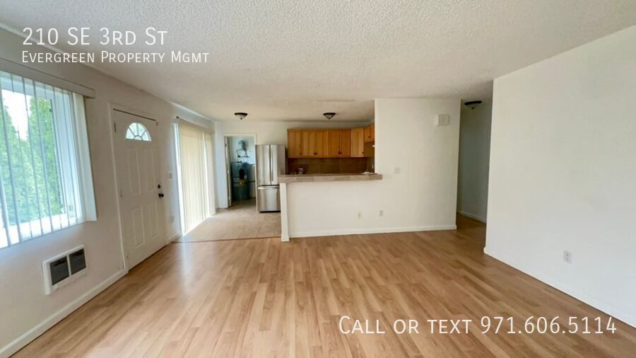 210 SE 3rd St in Troutdale, OR - Building Photo