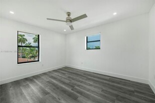 10370 SW 24th St in Miami, FL - Building Photo