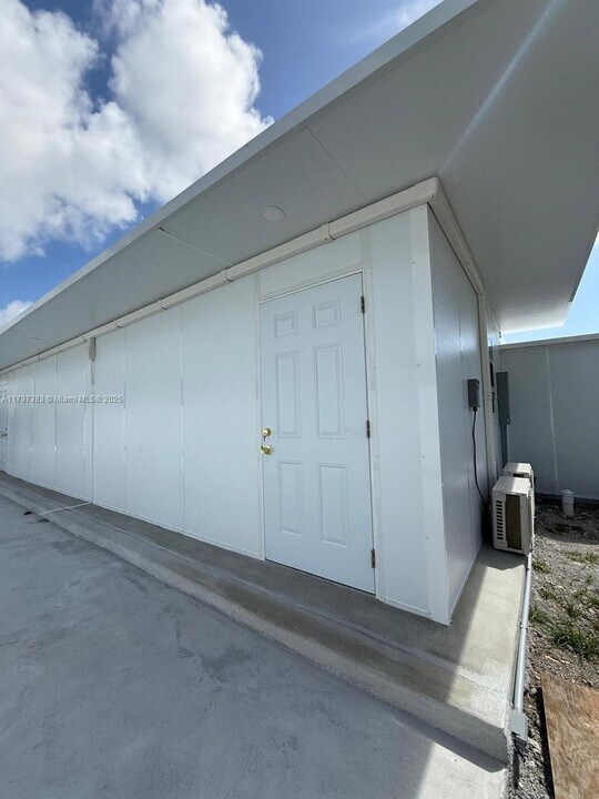 11260 SW 203rd St in Miami, FL - Building Photo
