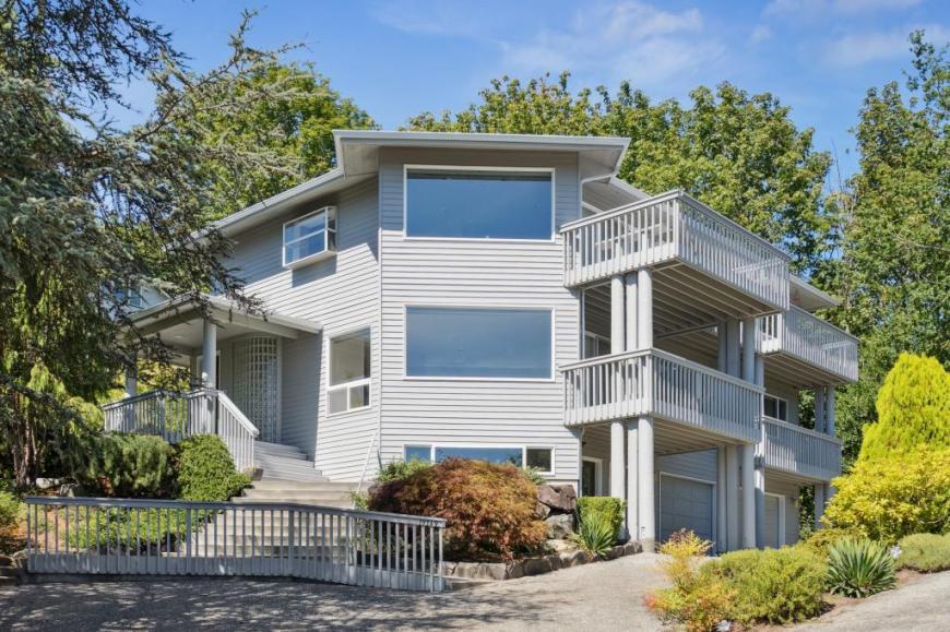19749 53rd Ave NE in Lake Forest Park, WA - Building Photo