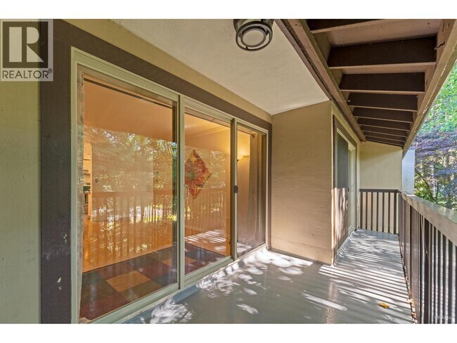 9867 Manchester Dr in Burnaby, BC - Building Photo - Building Photo