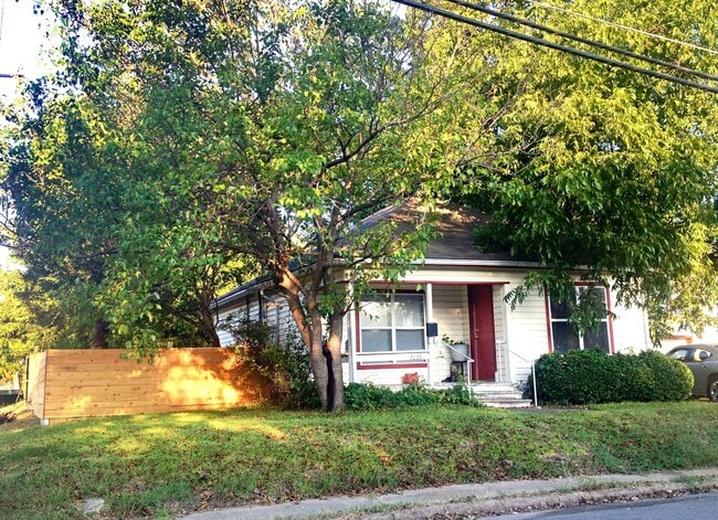 2025 Washington Street in Commerce, TX - Foto de edificio - Building Photo