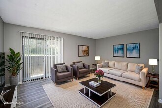 Oakmont Flats Apartments in Amelia, OH - Foto de edificio - Building Photo