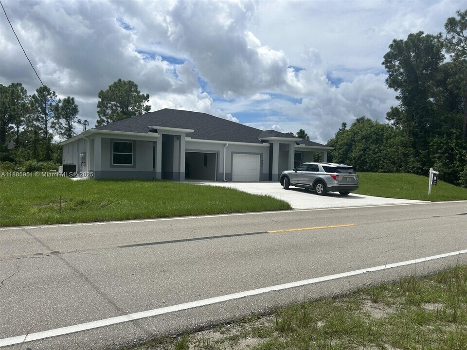 200 East 12th Street in Lehigh Acres, FL - Building Photo