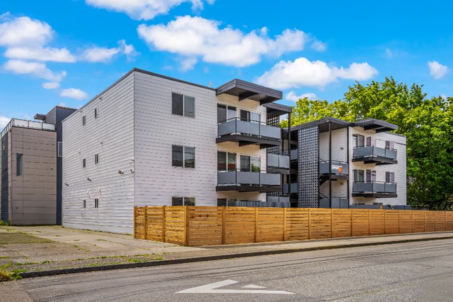 1725 SW Barton St in Seattle, WA - Building Photo - Building Photo