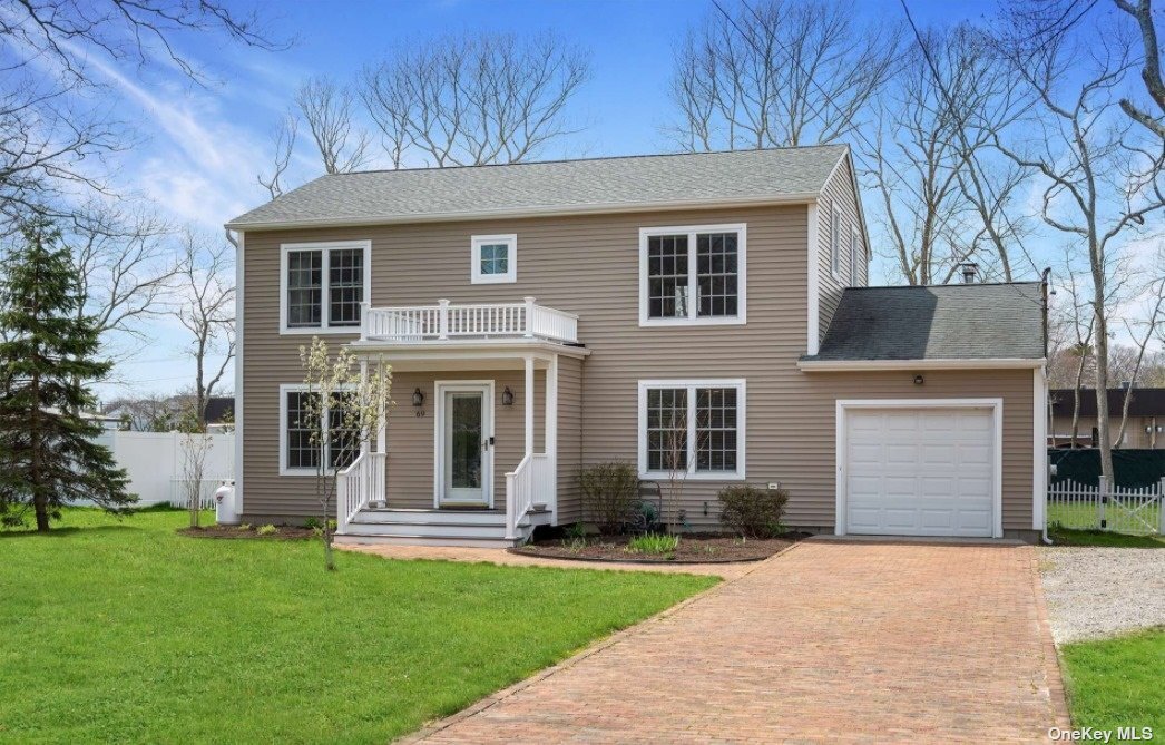 69 Hazelwood Ave in Westhampton Beach, NY - Foto de edificio