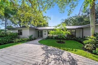 15121 SW 69th Ct in Palmetto Bay, FL - Building Photo - Building Photo