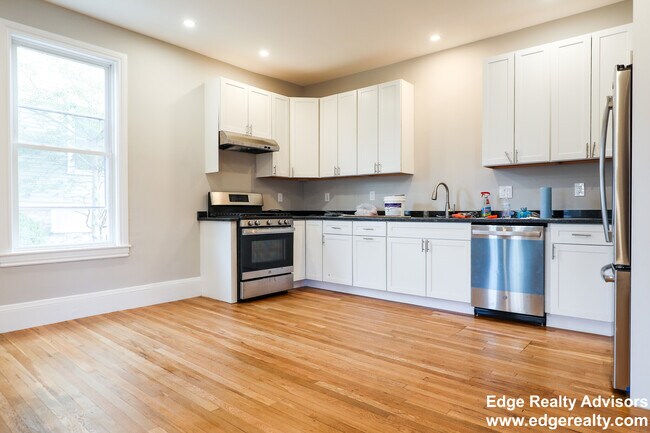 15 Glenmont Rd, Unit 2 in Boston, MA - Foto de edificio - Building Photo