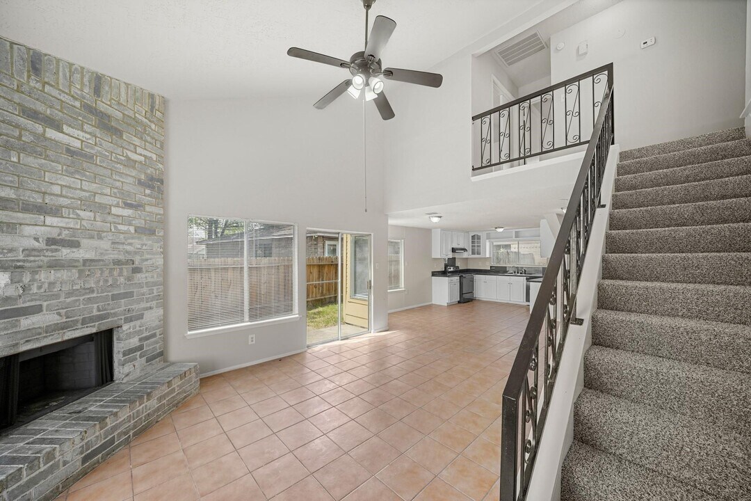 7403 W Fuqua St in Missouri City, TX - Foto de edificio