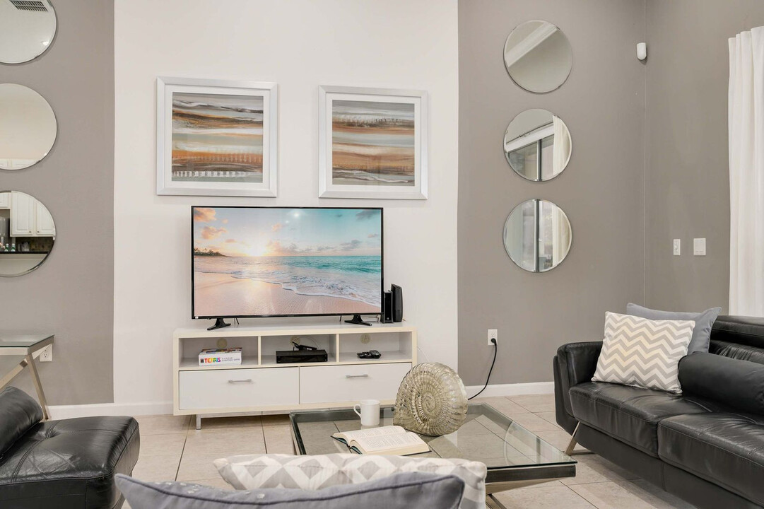 4140 Oak Tree Dr in Davenport, FL - Foto de edificio