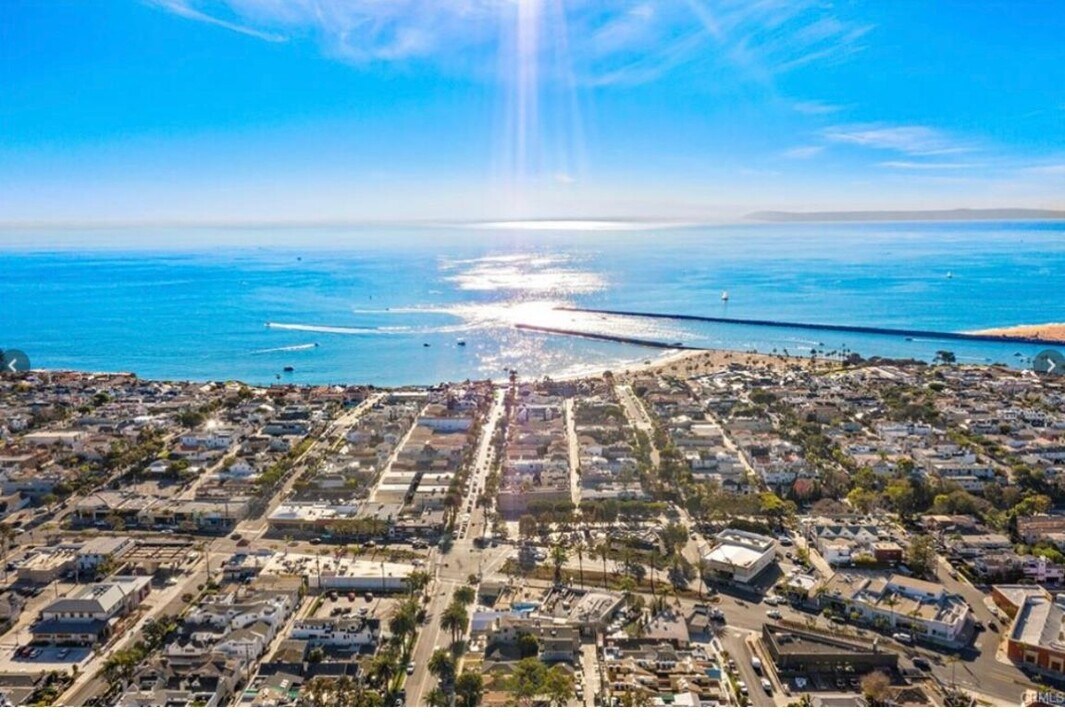 415 Marguerite Ave in Newport Beach, CA - Building Photo