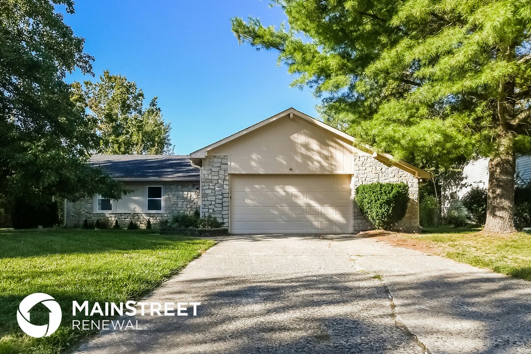 7958 Wheat Ridge Ct in Indianapolis, IN - Foto de edificio