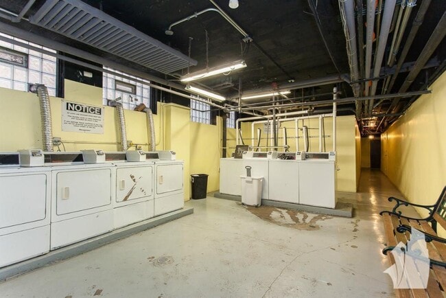 505 W Belmont Ave, Unit 6O in Chicago, IL - Building Photo - Building Photo