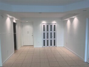 5750 Collins Ave in Miami Beach, FL - Foto de edificio - Building Photo