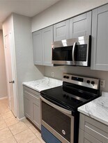 5665 Birchmont Dr in Houston, TX - Building Photo