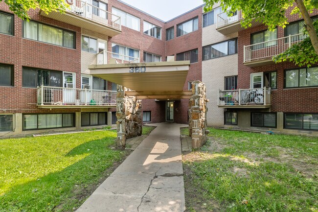 320 Thompson Boul in St. Laurent, QC - Building Photo - Building Photo