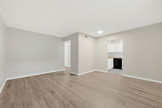 107 E Willowick Ave in Friendswood, TX - Building Photo - Building Photo