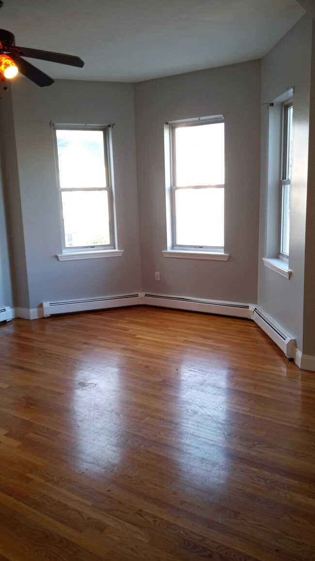 37 Quincy St, Unit 2 in Boston, MA - Foto de edificio - Building Photo