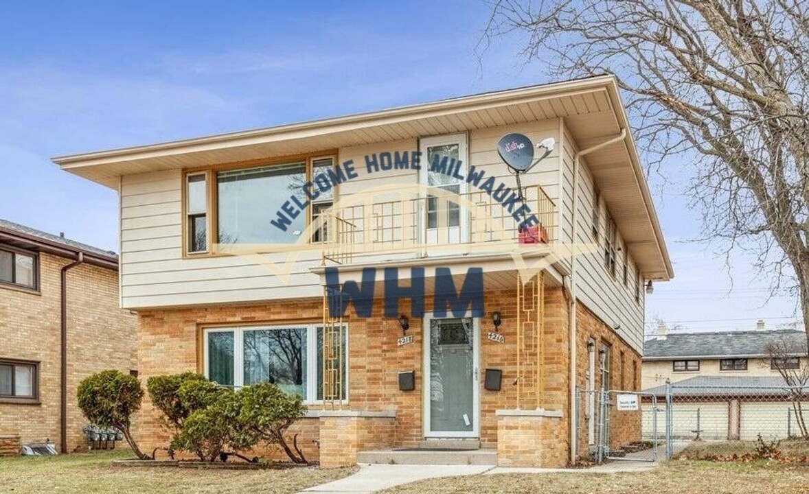 4218 N 92nd St in Milwaukee, WI - Building Photo