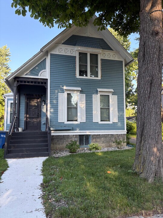 216 N Sheridan St, Unit #1 in Bay City, MI - Building Photo