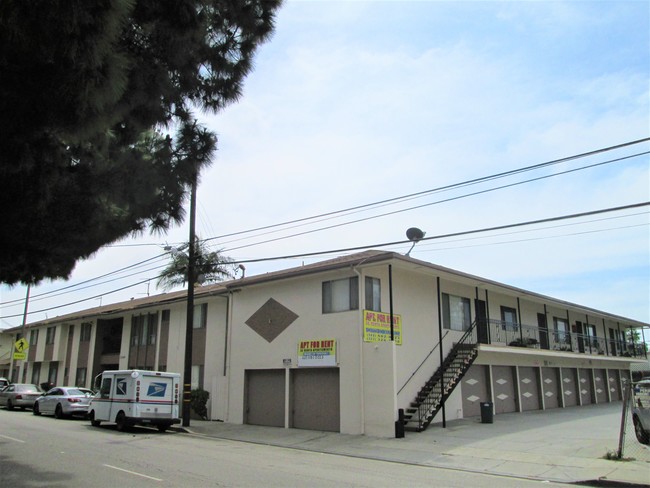 2140 W Wardlow Rd in Long Beach, CA - Building Photo - Building Photo