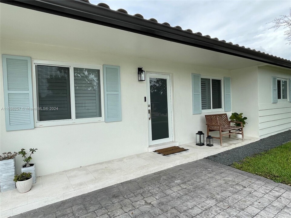 8291 NW 170th Ter in Hialeah, FL - Building Photo