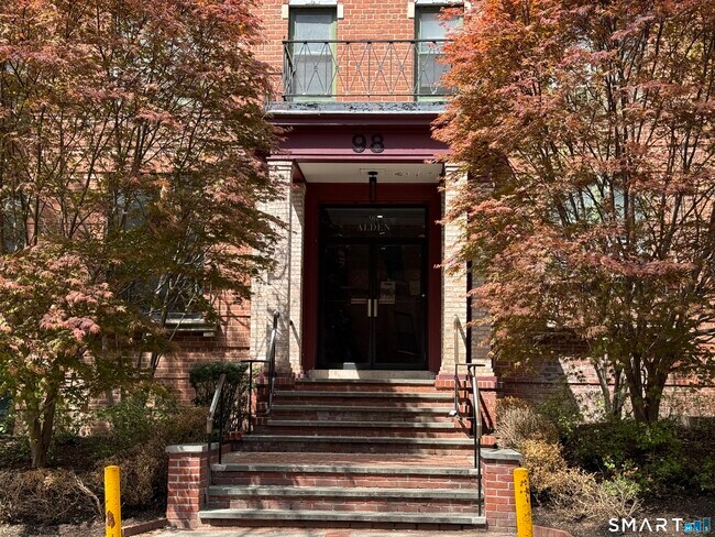 28 Strawberry Hill Ave in Stamford, CT - Foto de edificio - Building Photo